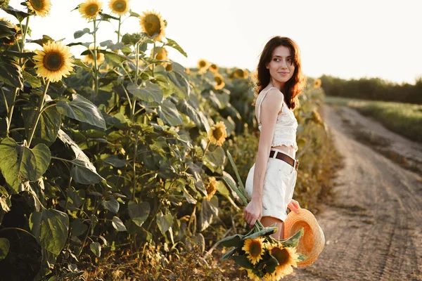Портрет красивої молодої жінки в полі соняшників — стокове фото