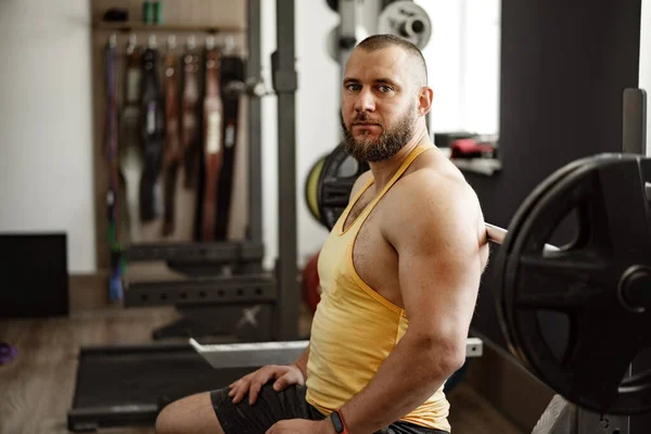 근육질의 가슴 과 어깨를 가진 튼튼 한 보디빌더 체육관 — 스톡 사진