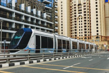 Dubai Tramvayı bir caddede toplu taşıma