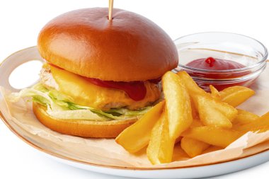 Beyaz arka planda izole edilmiş hamburger ve patates dilimleri