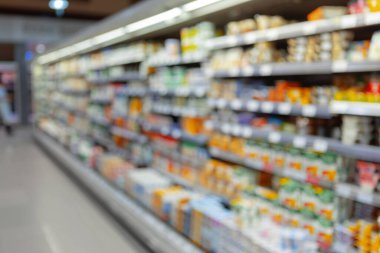 Arkaplan ürünleri içeren bulanık süpermarket rafları