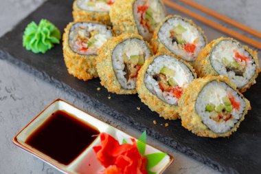 Japon suşi temposu siyah taş tabakta servis edilir.