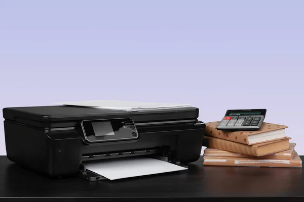 보라색 배경에 비해 책상 위에 있는 가정용 레이저 프린터 — 스톡 사진