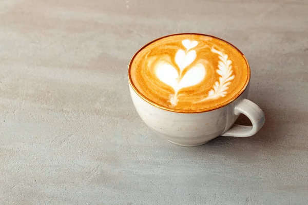 Copa de café con espuma servida en la mesa gris en la cafetería — Foto de Stock