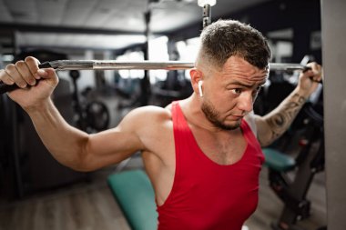 Beden dersinde kırmızı gömlekli bir adamın portresi.