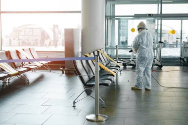 ROSTOV ON DON, Rusya Federasyonu, MARCH, 2021: Havaalanı binasının hijyenik dezenfeksiyonu Coronavirüs enfeksiyonunun yayılmasını önlüyor