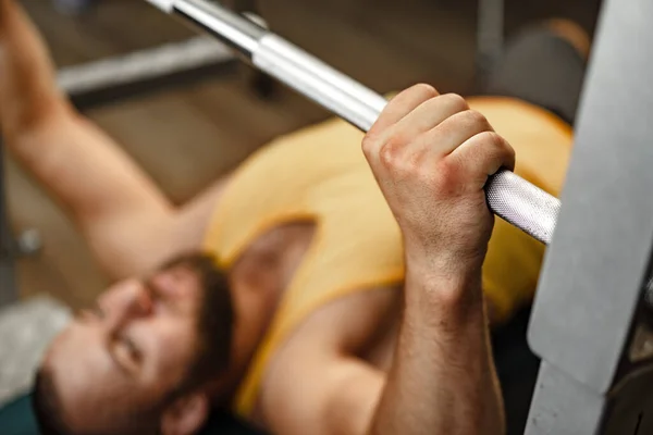 Vousatý muž kulturista dělá bench press cvičení v tělocvičně — Stock fotografie