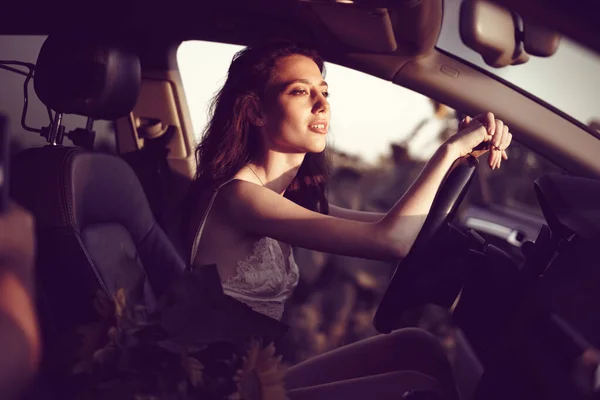 Piękna uśmiechnięta kobieta prowadzi samochód rano. — Zdjęcie stockowe