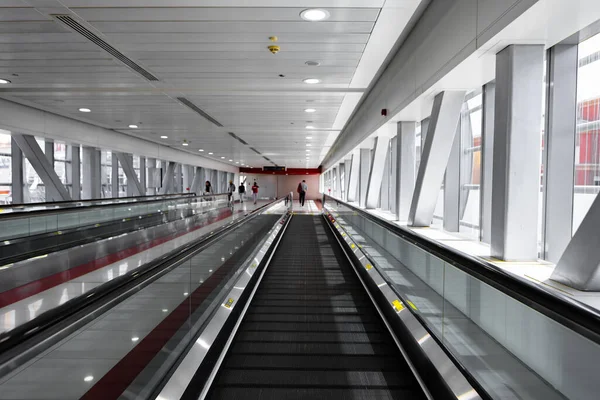 Den tomma korridoren till tågstationen — Stockfoto