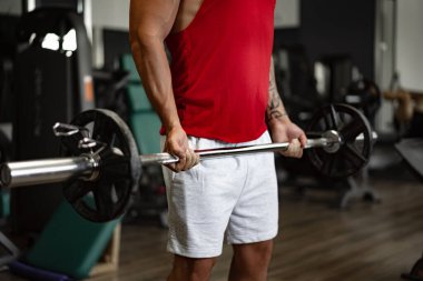 Spor salonundaki güçlü sporcu, portreyi kapat.