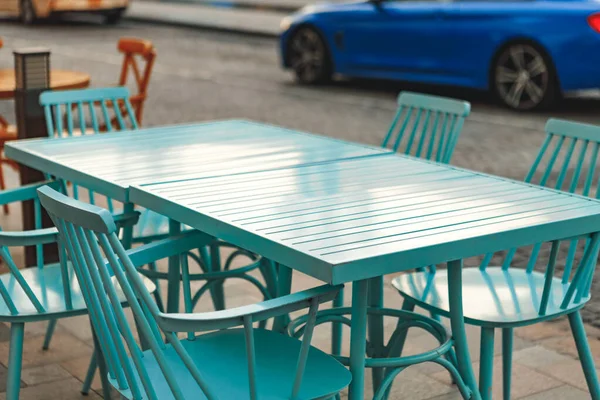 Leere Tische und Stühle in Straßencafé — Stockfoto