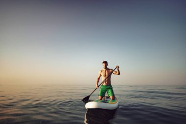 Genç formda adam gölde yüzüyor..