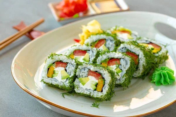 Rolo de sushi vegetariano com endro e legumes em fundo de madeira — Fotografia de Stock