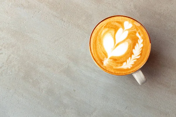 Copa de café con espuma servida en la mesa gris en la cafetería — Foto de Stock