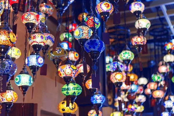 Çarşıda asılı duran farklı renkte Orta Doğu lambaları — Stok fotoğraf