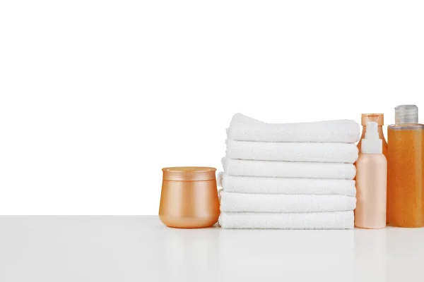 Composição de garrafas de cosméticos e toalhas isoladas em branco — Fotografia de Stock