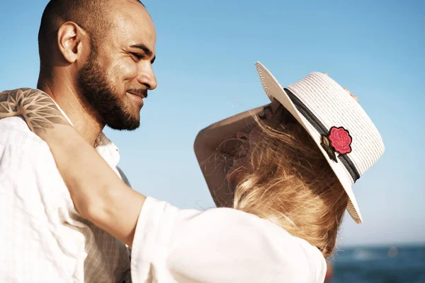 Porträt eines glücklichen jungen verliebten Paares, das sich am Strand umarmt — Stockfoto