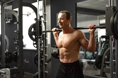 Son sınıf öğrencisi jimnastik salonunda çalışıyor.