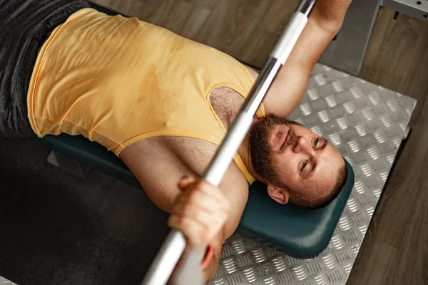 Vousatý muž kulturista dělá bench press cvičení v tělocvičně — Stock fotografie