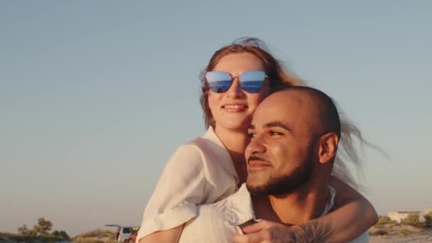 Jeune beau couple amoureux debout et câlin sur la plage au bord de la mer — Video