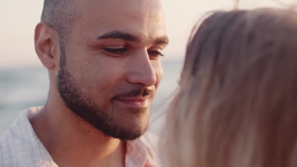 Jovem casal apaixonado olhando uns para os outros na praia — Vídeo de Stock