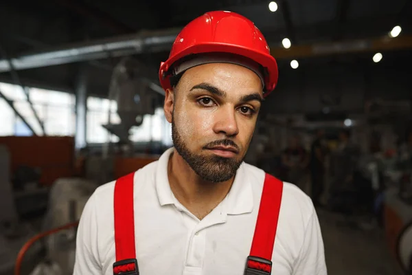 A fiatal, fáradt afro-amerikai munkás portréja a kábelgyártó üzemben — Stock Fotó