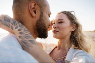 Sahilde sarılan genç ve güzel bir çift.