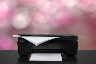 Siyah masada bulanık arkaplana karşı sıkıştırılmış lazer yazıcı