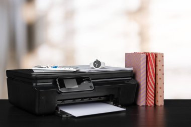 Masasında bulanık arkaplana karşı kitaplarla sıkıştırılmış ev yazıcısı