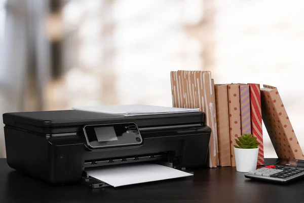 Stack av böcker och hemskrivare mot suddig bakgrund — Stockfoto