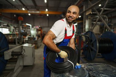 Gülümseyen yakışıklı bir Afro-Amerikan fabrika işçisinin portresi.
