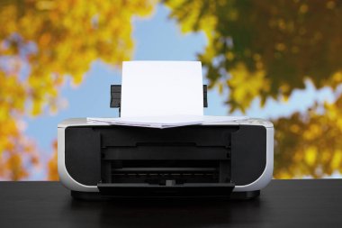 Siyah masada bulanık arkaplana karşı sıkıştırılmış lazer yazıcı