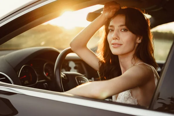 Mulher sorridente bonita dirigindo seu carro pela manhã — Fotografia de Stock