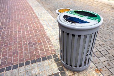 Genel kompartımanları ve geri dönüşüm atığı olan açık hava çöp kutusu