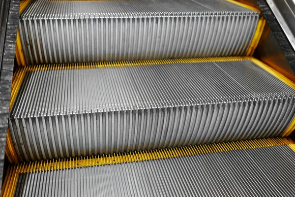 एस्केलेटर सीढ़ियों एक शॉपिंग मॉल में बंद — स्टॉक फ़ोटो, इमेज