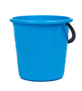 Beyaz arka planda izole edilmiş temizlik için mavi plastik kova