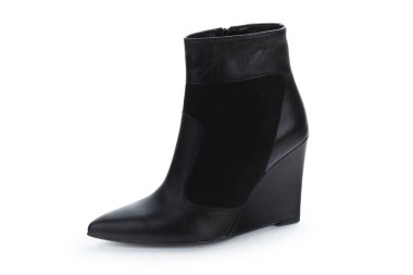 Beyaz arka planda izole kadın ayak bileği çizmeler