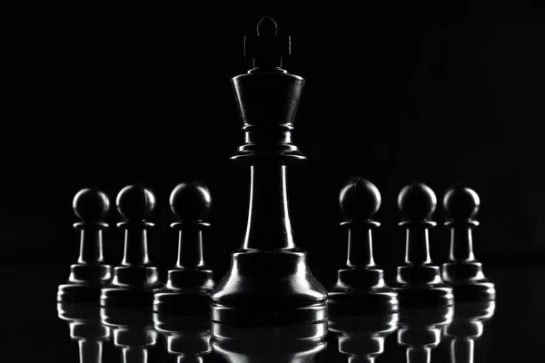 Šachové figurky na tmavém černém pozadí zavřít — Stock fotografie