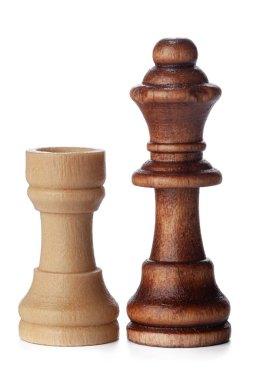 Beyaz arkaplanda beyaz ve kahverengi tahta satranç taşları