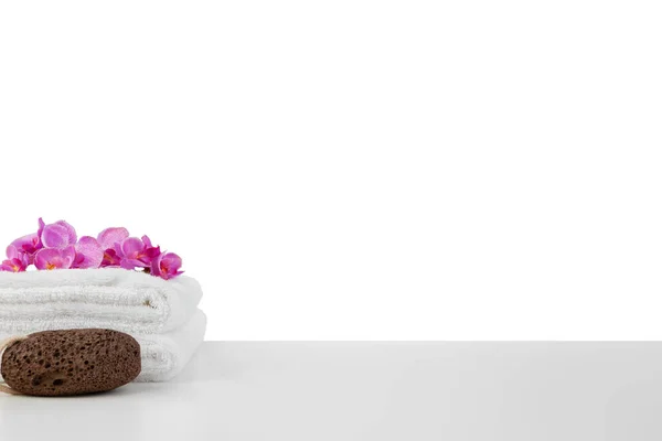 Composição de spa com toalhas e flores isoladas em branco — Fotografia de Stock