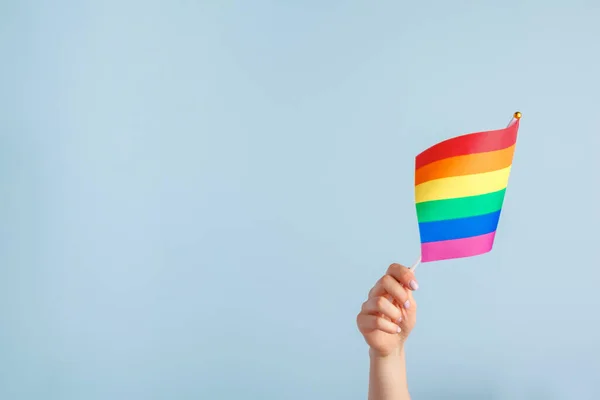 Gri arka planda kadınların elinde eşcinsel bayrakları — Stok fotoğraf