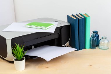 Ofis yazıcısı ahşap bir masaya yakın.