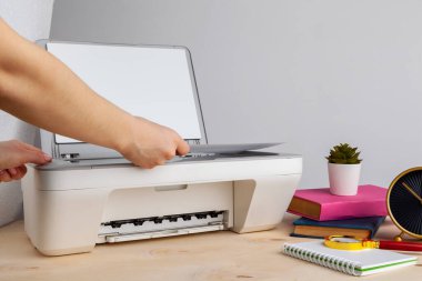 Bir yazıcı kullanan kadına yakınlaş