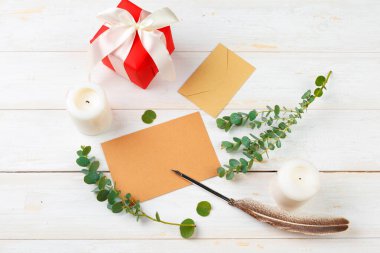 Ahşap arka planda sarı kağıda süslenmiş Noel mektuplarının en üst görüntüsü