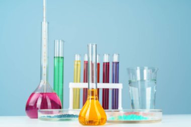 Masada çeşitli renkli sıvılar ile kimyasal laboratuvar cam