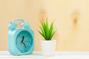 Ahşap masada çalar saat yakın