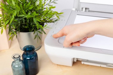 Bir yazıcı kullanan kadına yakınlaş