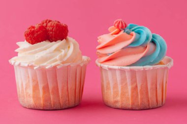 Açık pembe arka planda tatlı kekler.