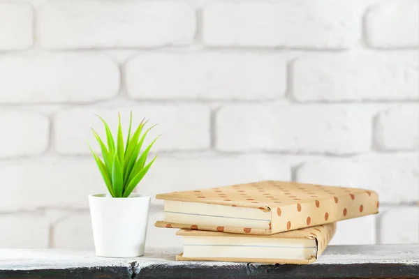 Casa de plantas en macetas sobre mesa blanca en la pared de ladrillo blanco con objetos — Foto de Stock