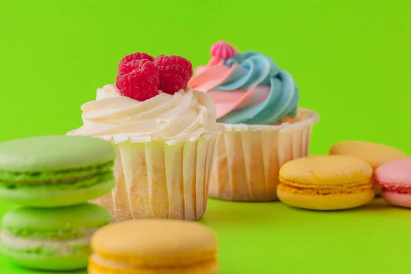 Conjunto de vários cupcakes de fondant prontos para serem comidos conjunto brilhante e colorido — Fotografia de Stock